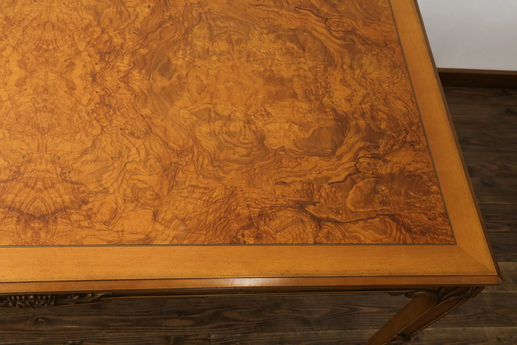 中古　イタリア高級家具　メデア(Medea)　天板の美しい木目と脚のデザインが目を惹くダイニングテーブル(食卓、4人掛け、6人掛け)(定価100万円以上)(R-075391)