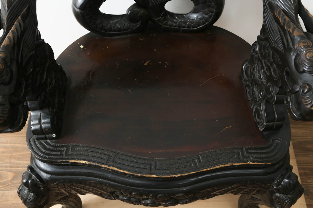 アジアンビンテージ　大迫力!!　龍と鳳凰の彫刻が目を惹く存在感抜群のアームチェア(一人掛け、ダイニングチェア、椅子、イス、板座チェア、ヴィンテージ)(R-075344)