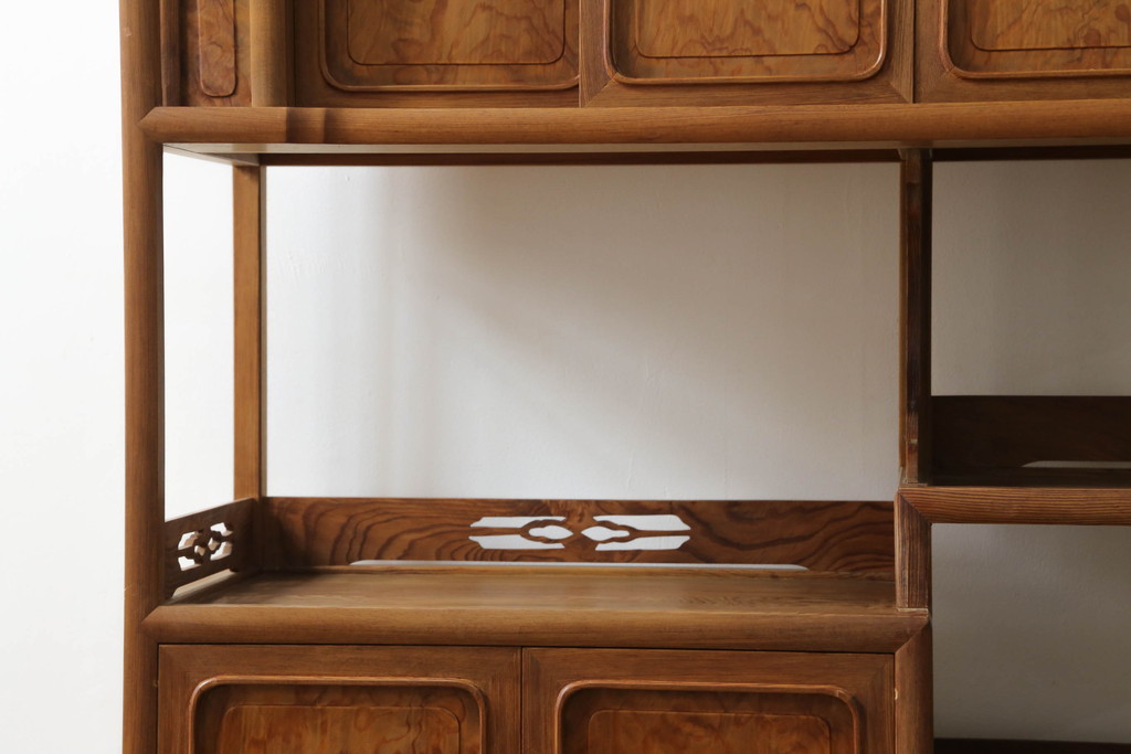 和製ビンテージ　温かみのある色合いと美しい木目が魅力の茶棚(違い棚、飾り棚、収納棚、戸棚、ヴィンテージ)(R-075345)