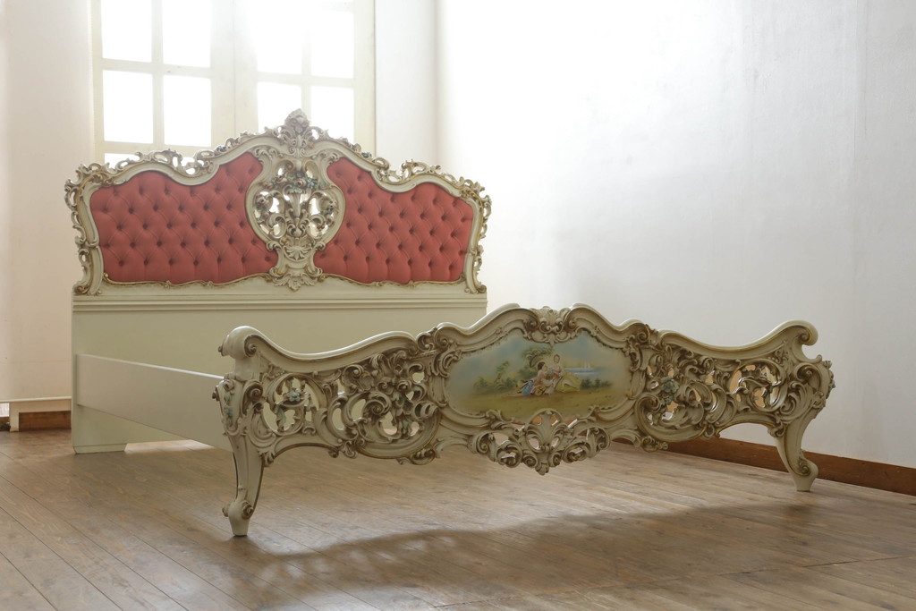 中古　イタリア高級家具　SILIK(シリック)　ロココ調　ガーリースタイルの空間を演出してくれるベッドフレーム(キングサイズ)(R-075603)