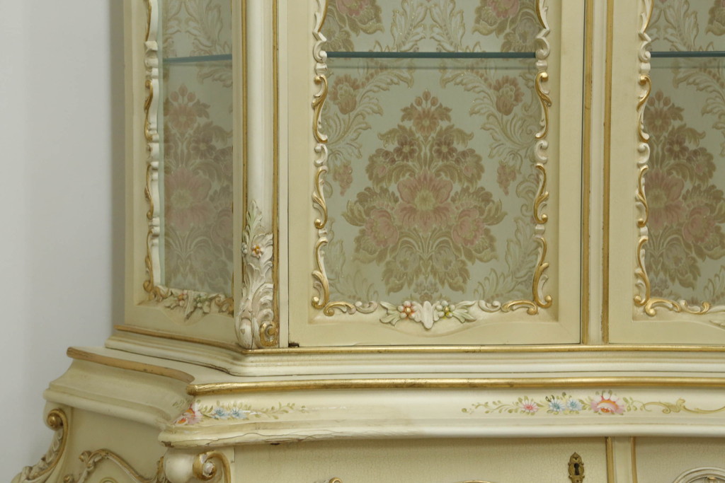 中古　SILIK(シリック)　ロココ調　繊細で気品のある装飾に目を奪われるキャビネット(キュリオケース、飾り棚、収納棚、カップボード、店舗什器)(R-075433)