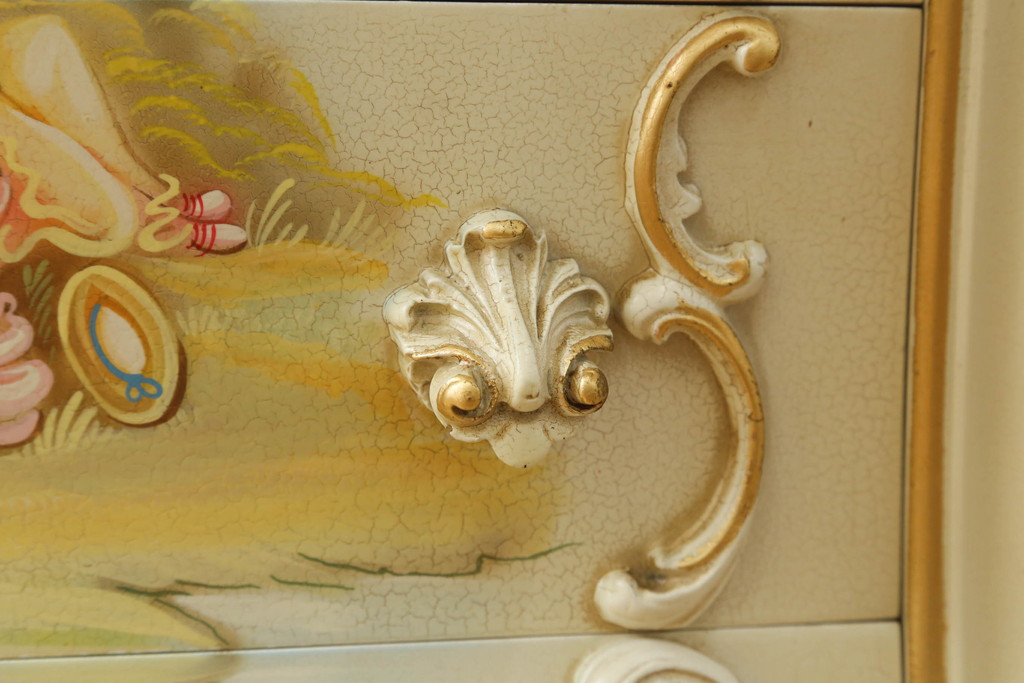 中古　SILIK(シリック)　ロココ調　繊細で気品のある装飾に目を奪われるキャビネット(キュリオケース、飾り棚、収納棚、カップボード、店舗什器)(R-075433)