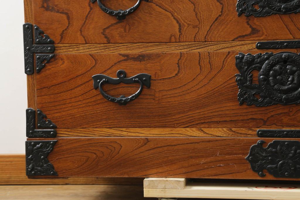 中古　岩谷堂箪笥　美しい木目と存在感のある金具が魅力的な三段重ね箪笥(着物箪笥、整理箪笥、衣装箪笥、引き出し)(R-075261)