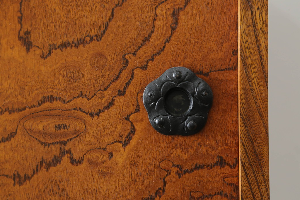 中古　岩谷堂箪笥　美しい木目と存在感のある金具が魅力的なテレビ台(ローボード、テレビボード、リビングボード、サイドボード、タンス、収納箪笥)(R-075262)
