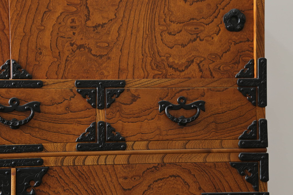中古　岩谷堂箪笥　美しい木目と存在感のある金具が魅力的なテレビ台(ローボード、テレビボード、リビングボード、サイドボード、タンス、収納箪笥)(R-075262)