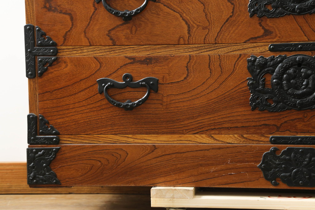 中古　岩谷堂箪笥　天板リメイク　美しい木目と存在感のある金具が魅力的なローチェスト(ローボード、サイドボード、リビングボード、テレビ台、テレビボード、引き出し、和箪笥、収納タンス)(R-075264)