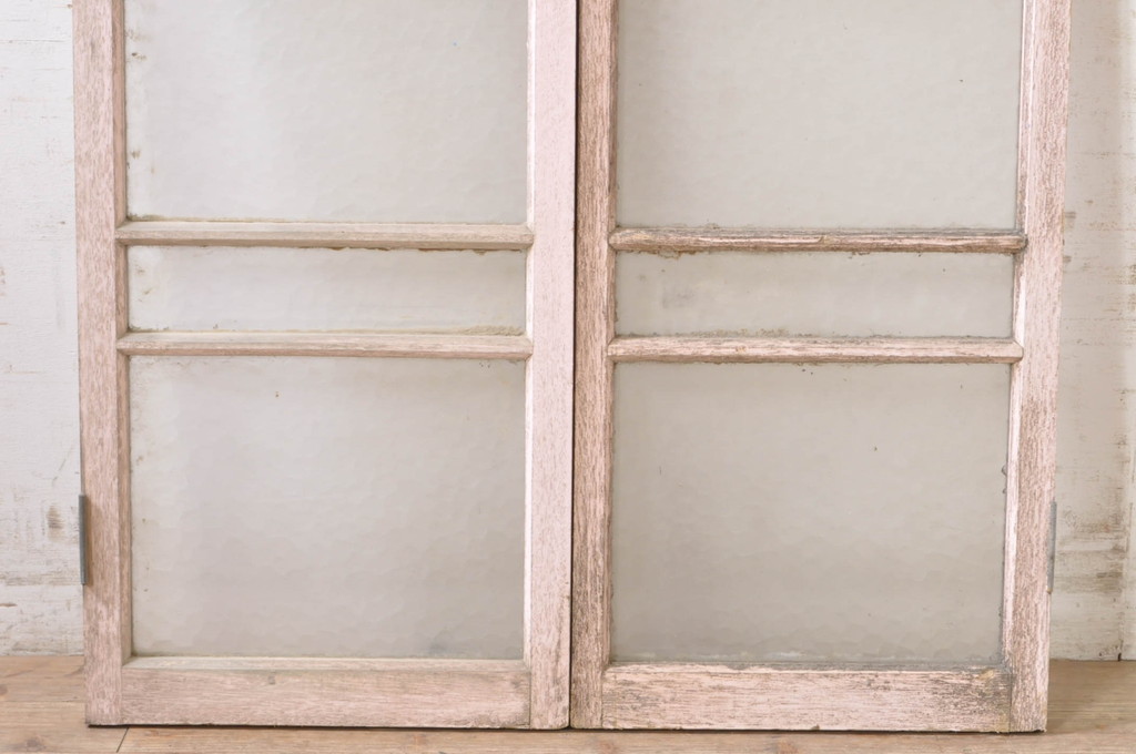アンティーク建具　ペイント仕上げ限定　レトロな空間づくりにおすすめの両開き窓1対2枚セット(ガラス窓、ガラス戸、ガラス扉)(R-073462)