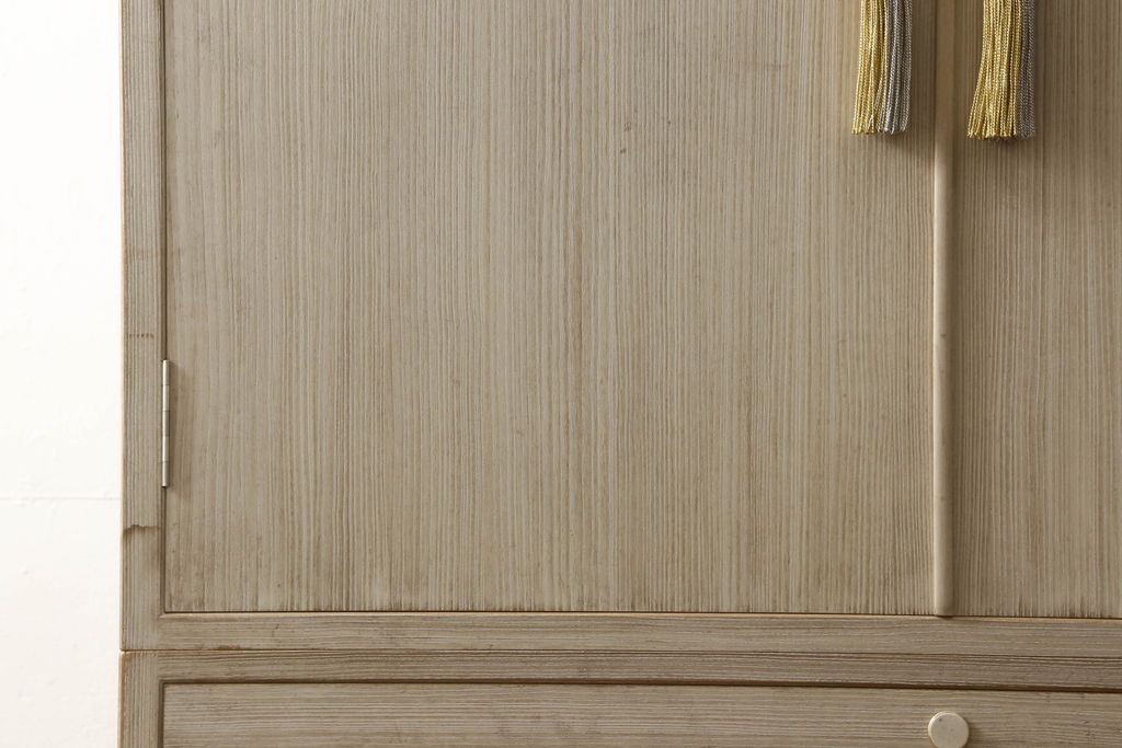 中古　伝統工芸士 頓所芳男作　金銀の組み合わせの金具が洗練された雰囲気を醸し出す加茂総桐箪笥(大丸、総桐たんす、着物箪笥、衣装箪笥、引き出し)(R-061352)