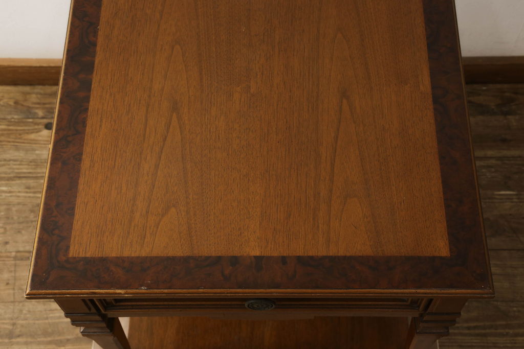 中古　DREXEL HERITAGE JAPAN(ドレクセルヘリテイジジャパン)　594-324　クラシカルなデザインが美しいエンドテーブル(ナイトテーブル、サイドテーブル、サイドチェスト)(R-061347)