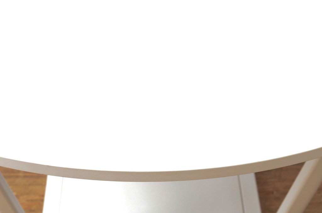 中古　短期展示品　極美品　コクヨ(KOKUYO)　リージョン(Region)　ボックス脚 円形テーブル(LT-RGC12M)　グレインドホワイト　シンプルですっきりとした佇まいが魅力のミーティングテーブル(オフィスデスク、会議テーブル、ラウンドテーブル、丸テーブル、ワークデスク)(定価約15万9千円)(R-066885)