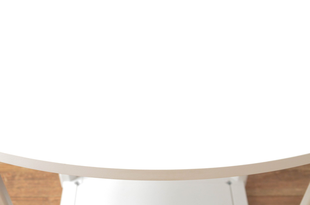 中古　短期展示品　極美品　コクヨ(KOKUYO)　リージョン(Region)　ボックス脚 円形テーブル(LT-RGC12M)　グレインドホワイト　シンプルですっきりとした佇まいが魅力のミーティングテーブル(オフィスデスク、会議テーブル、ラウンドテーブル、丸テーブル、ワークデスク)(定価約15万9千円)(R-066886)