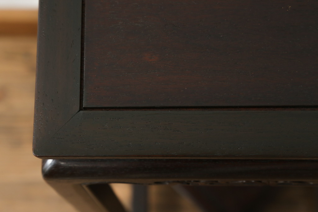 和製アンティーク　花梨(カリン)材　落ち着いた色味にシンプルな彫刻が美しい縦型花台(サイドテーブル、エンドテーブル、ナイトテーブル、飾り台)(R-068186)