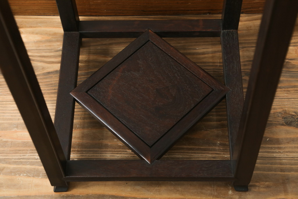 和製アンティーク　花梨(カリン)材　落ち着いた色味にシンプルな彫刻が美しい縦型花台(サイドテーブル、エンドテーブル、ナイトテーブル、飾り台)(R-068186)