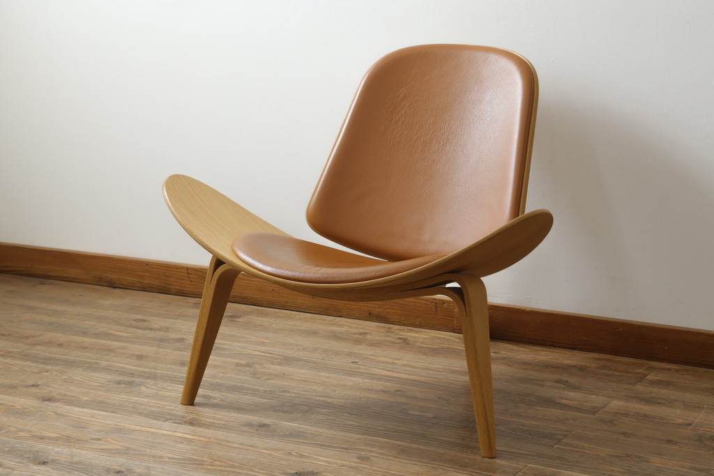 中古 オーク材 本革(レザー) CARL HANSEN & SON(カール・ハンセン&サン) Hans J Wegner(ハンス・J・ウェグナー)デザイン  CH07 独創的なデザインが目を惹くシェルチェア(イス、椅子、ダイニングチェア、サロンチェア、イージーチェア、北欧)(定価約50万円)(R-075775)です  ...