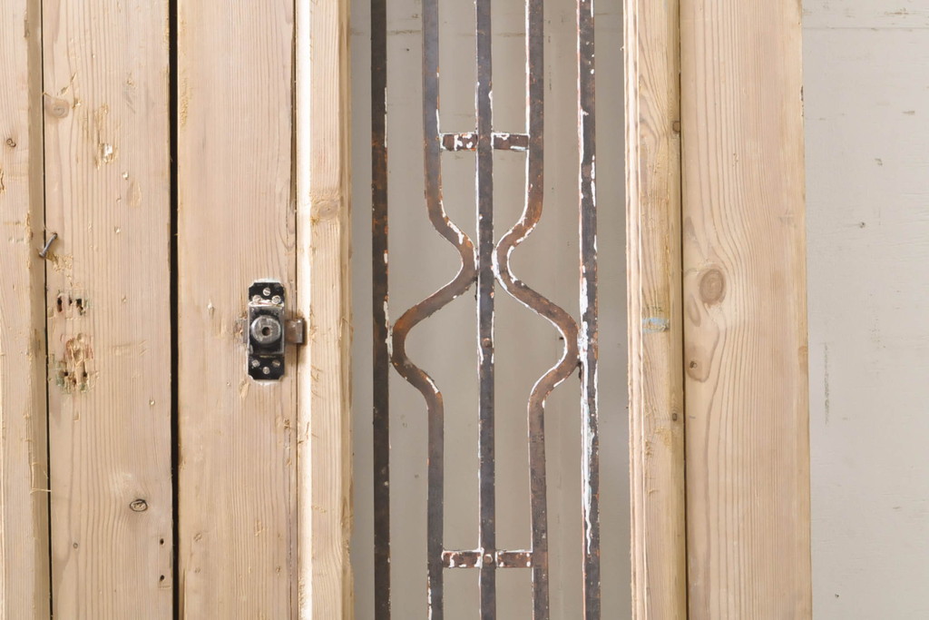 海外アンティーク　パイン材　ヨーロピアンの香り漂うアイアンフェンス入り両開きドア1対2枚セット(建具、木製扉)(R-068129)