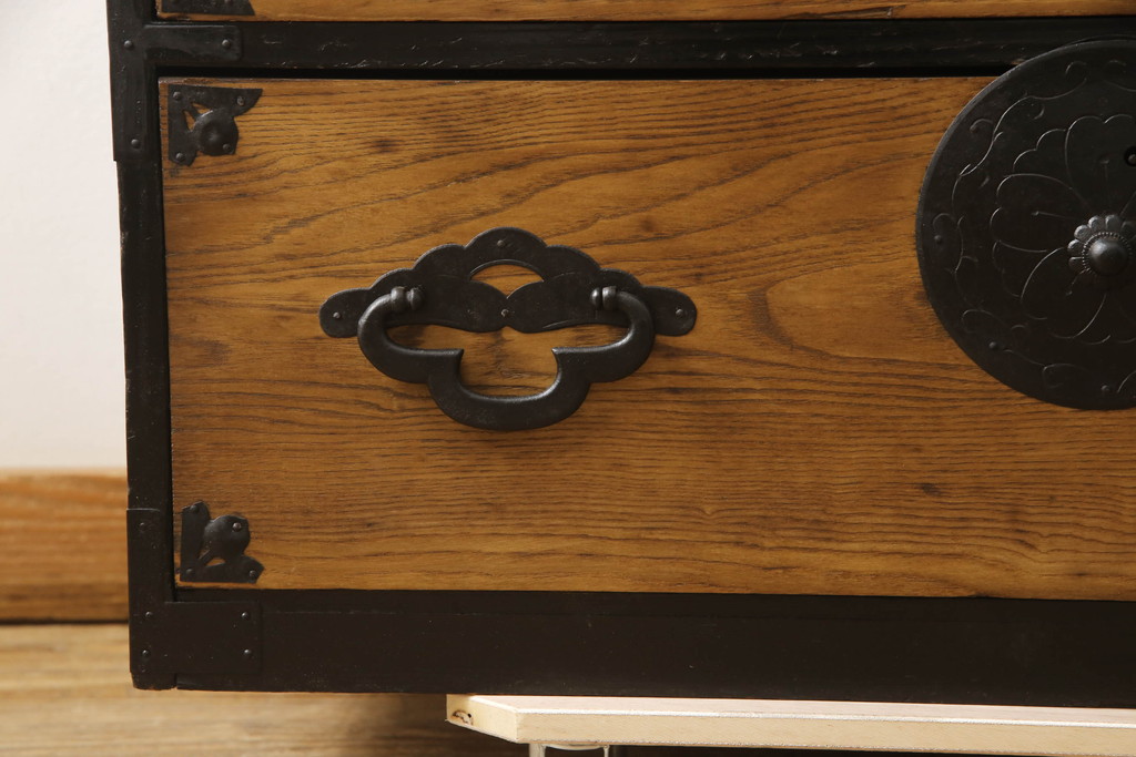 和製アンティーク　前面栗材　上品なデザインの丸金具が目を引く米沢箪笥ローチェスト(ローボード、テレビ台、テレビボード、引き出し、時代箪笥、収納タンス)(R-067323)