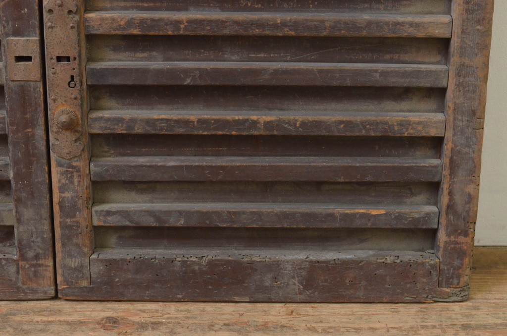 アンティーク建具　時代の流れを感じる木味が魅力の横桟板戸窓2枚セット(引き戸、格子戸、舞良戸)(R-067711)