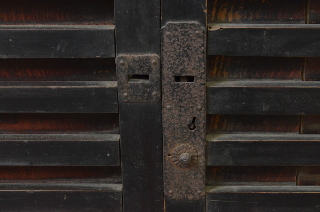 アンティーク建具　どこか懐かしい雰囲気漂う横桟板戸窓2枚セット(引き戸、格子戸、舞良戸)(R-067712)