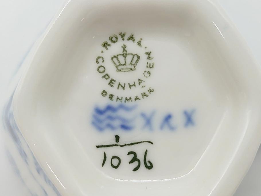デンマーク　ROYAL　COPENHAGEN(ロイヤルコペンハーゲン)　ブルーフルーテッド　フルレース　ペア　コーヒーカップ&ソーサー2客セット(洋食器)(定価約110000円)(R-062595)