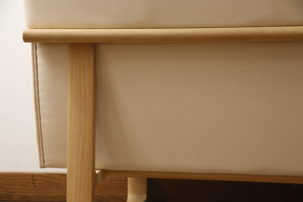 中古　美品　カリモク家具(karimoku)　CS62モデル　3人掛食堂椅子　特注ラムース　ナチュラルな空間を演出する三人掛けアームレスソファ(ダイニングソファ、長椅子、長イス)(定価約17万円)(R-066422)