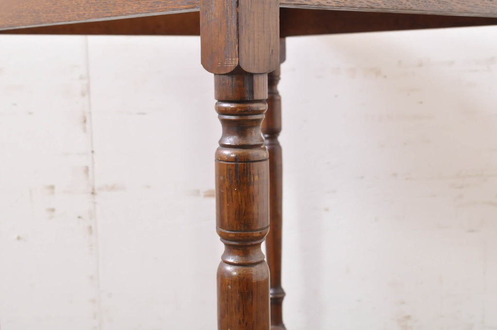 イギリスアンティーク　オーク材　挽き物加工の脚がクラシカルな雰囲気を醸し出すオケージョナルテーブル(サイドテーブル、カフェテーブル、コーヒーテーブル、花台、飾り台、英国)(R-067483)