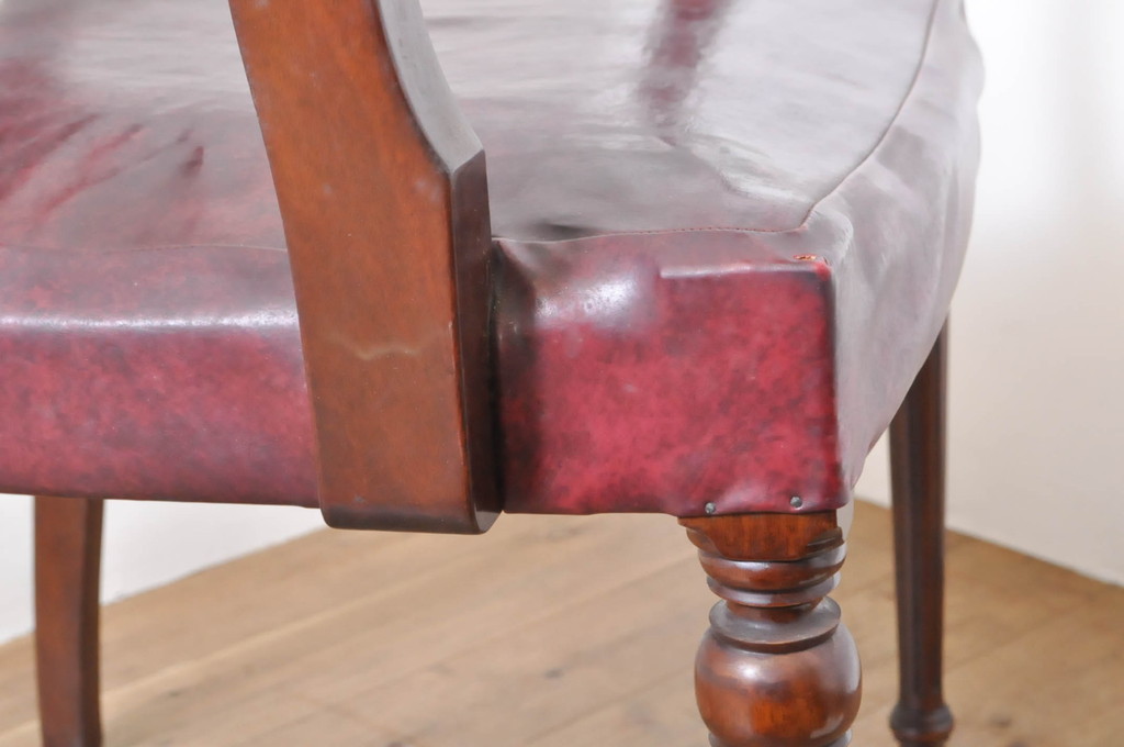 イギリスアンティーク　マホガニー材　エレガントな佇まいが素敵なアームチェア(1人掛けソファ、一人掛けソファ、1P、アームチェア、椅子、イス)(R-066801)