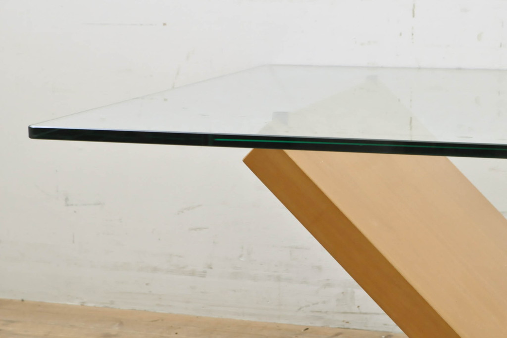 中古　美品!!　arflex(アルフレックス)　MONTAGNA(モンターニャ)　W字型の脚のデザインがお洒落なセンターテーブル(ガラステーブル、ローテーブル)(定価約20万円)(R-068135)