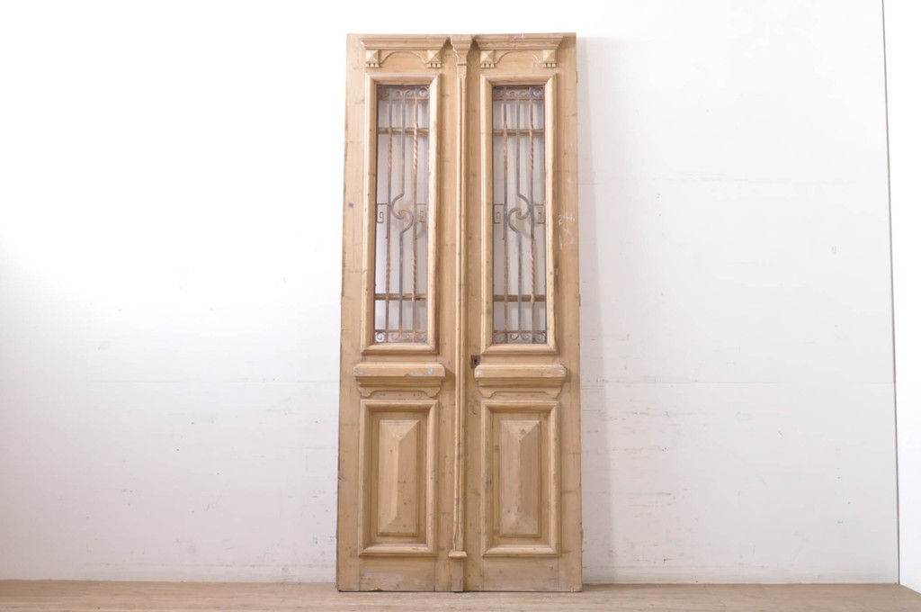 海外アンティーク　パイン材　小洒落たデザインのアイアンフェンス入り両開きドア1対2枚セット(建具、木製扉)(R-068513)