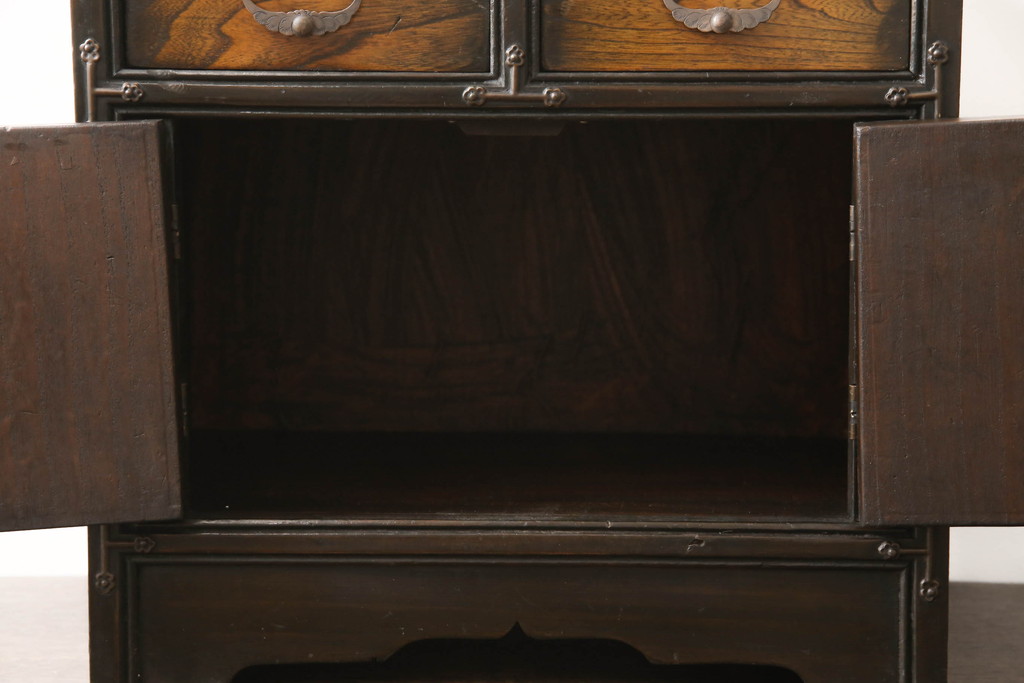 アジアンビンテージ　李朝家具　立派な金具が重厚な雰囲気を醸し出す小箪笥(小物収納、卓上収納、収納棚、戸棚、韓国家具、ヴィンテージ)(R-065720)