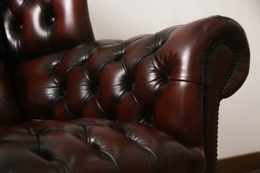 中古　美品　イギリス輸入家具　本革(レザー)　重厚感のある佇まいが魅力的なウイングバックソファ(ウィングバックチェア、チェスターフィールドソファ、アームチェア、1人掛けソファ、1P)(R-063569)