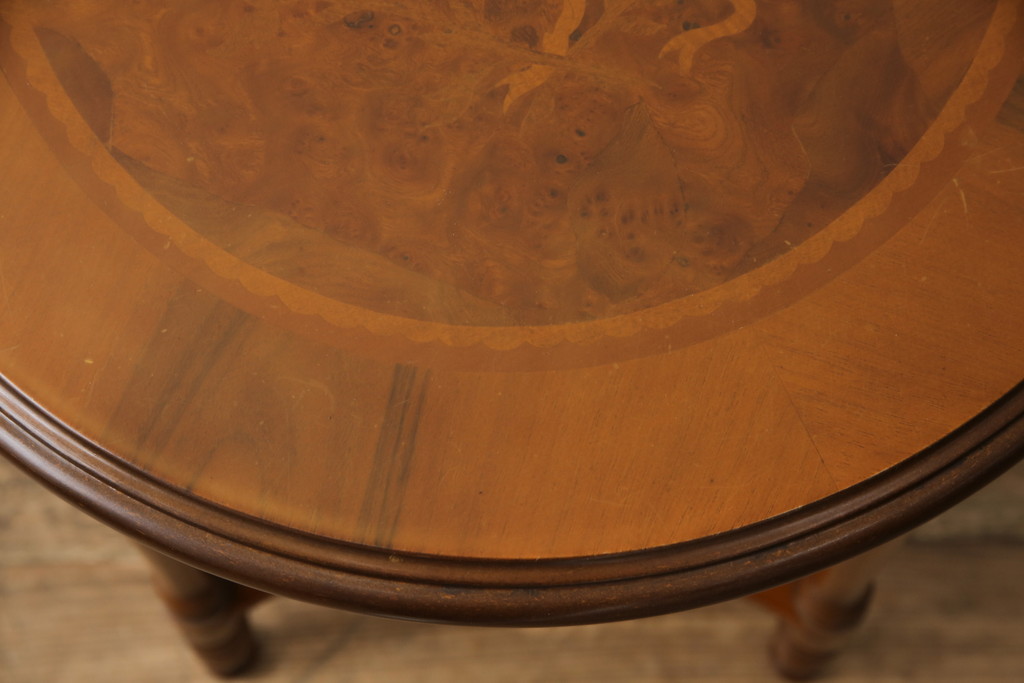 中古　イタリア　気品漂う佇まいが魅力の象嵌入りサイドテーブル(飾り台、ナイトテーブル)(R-057708)