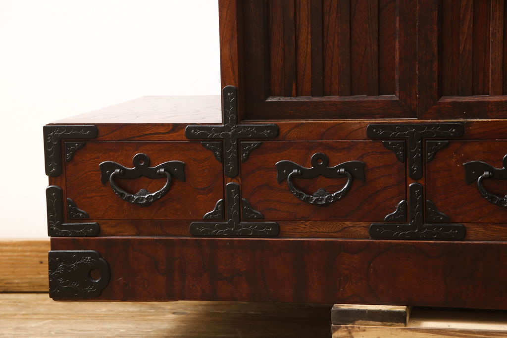 中古　岩谷堂箪笥　黒々とした金具が存在感を放つ階段箪笥(和タンス、収納箪笥)(R-061605)