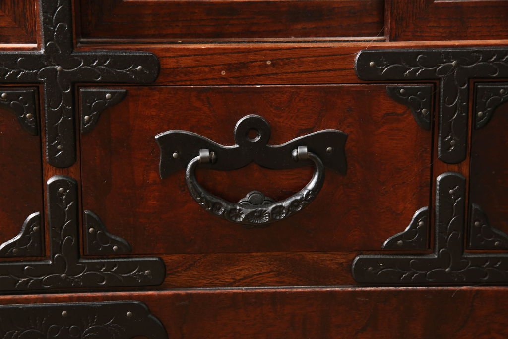 中古　岩谷堂箪笥　黒々とした金具が存在感を放つ階段箪笥(和タンス、収納箪笥)(R-061605)