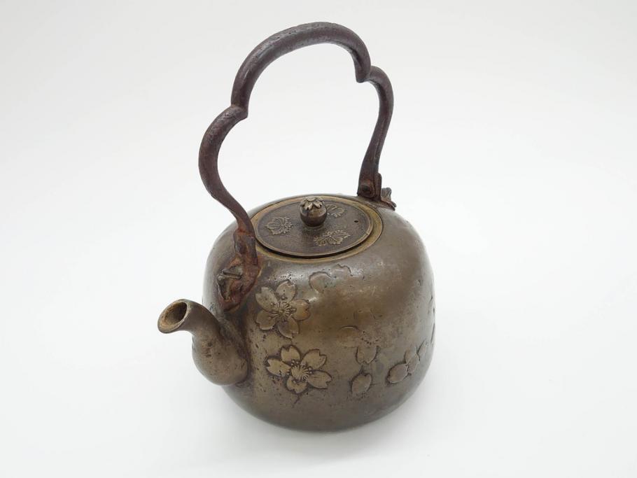 時代物　桜紋が味わい深い魅力を放つ湯沸(銅瓶、鉄瓶、茶道具、湯瓶、共箱付き)(R-069714)
