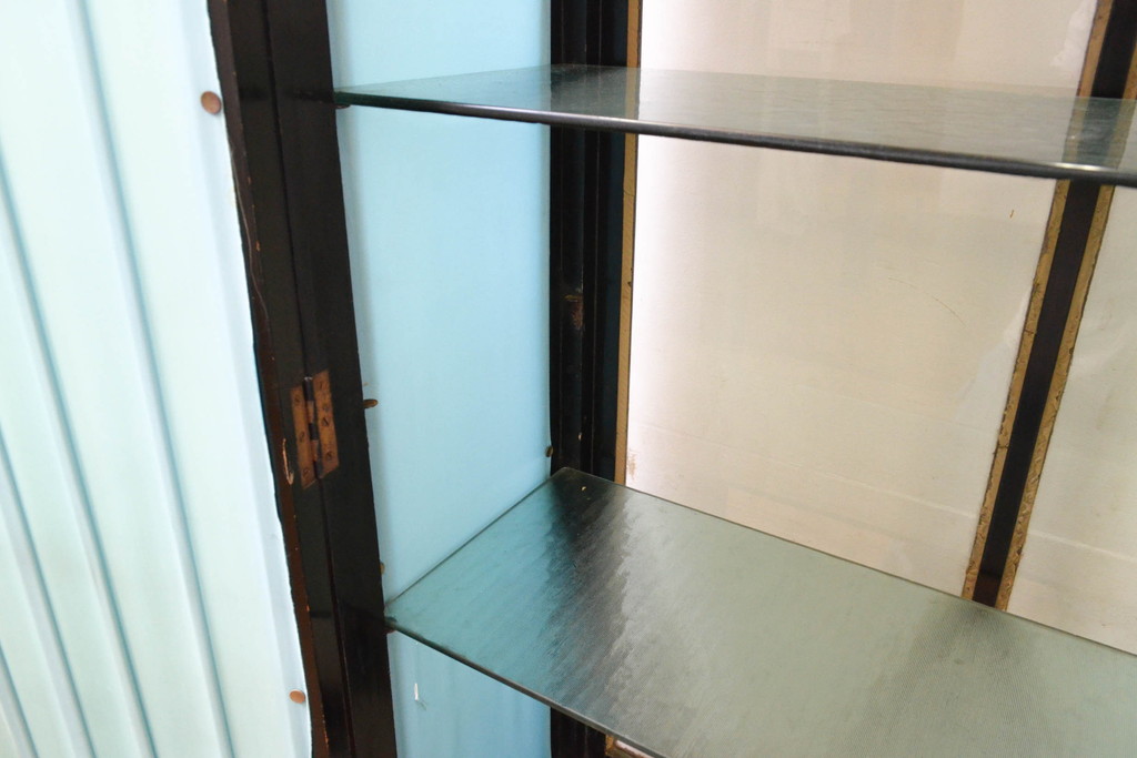 和製アンティーク　ペイント仕上げ限定　スタイリッシュなデザインが魅力のケビントガラスケース(デンタルケース、デンタルキャビネット、ショーケース、陳列棚、飾り棚、収納棚、戸棚)(R-068088)