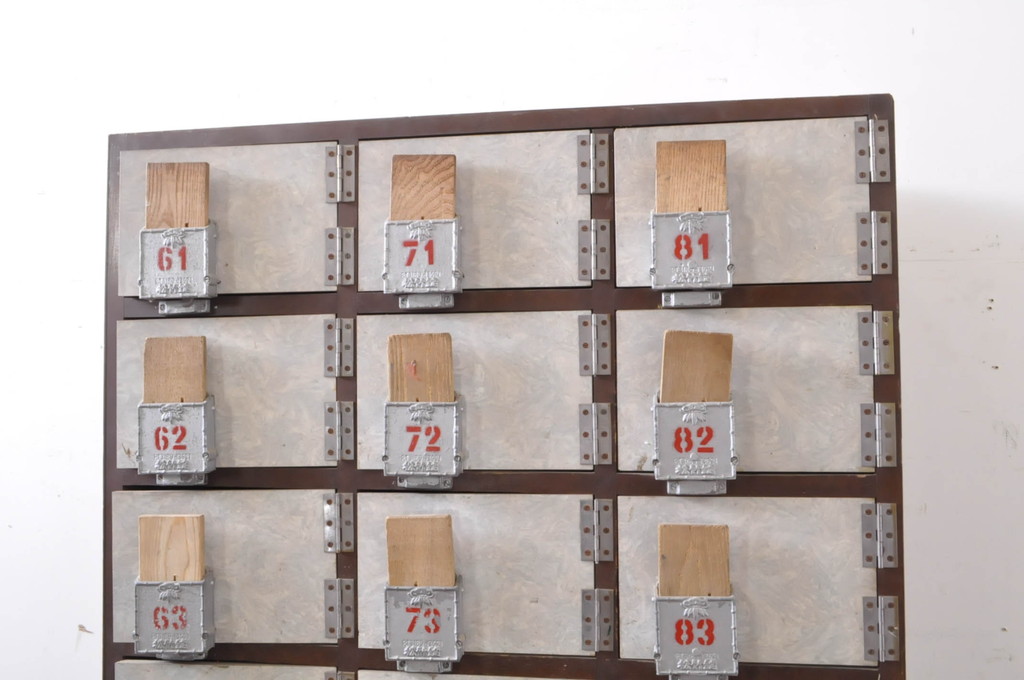 和製ビンテージ　ペイント仕上げ限定　昭和レトロな雰囲気を高める下駄箱(収納棚、ロッカー、戸棚、ヴィンテージ)(R-067641)