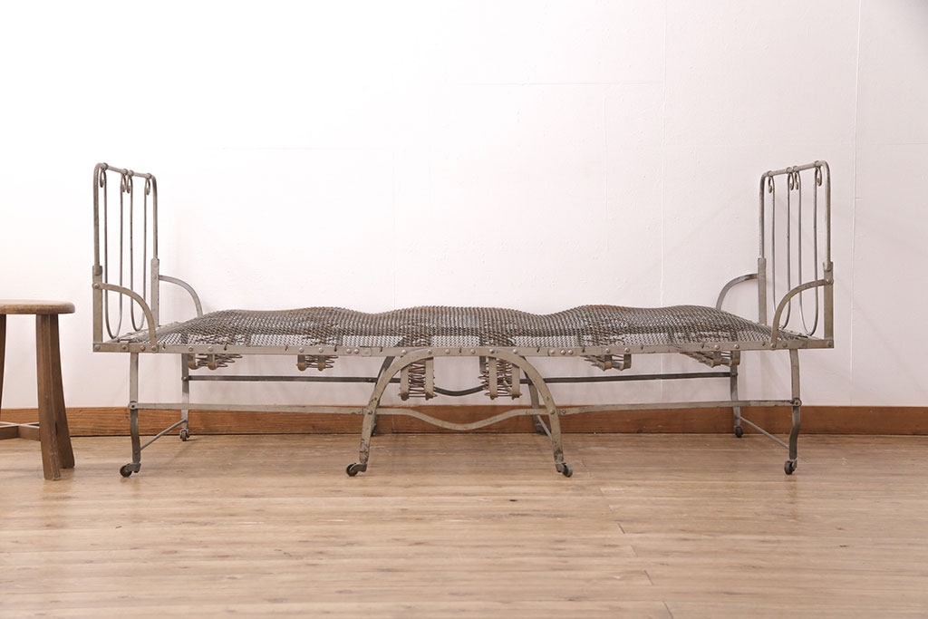 ヴィンテージ家具　フランスビンテージ　インダストリアルの空間づくりにおすすめ!折り畳み式が珍しいアイアン製のベッドフレーム(セミシングル)(R-051562)