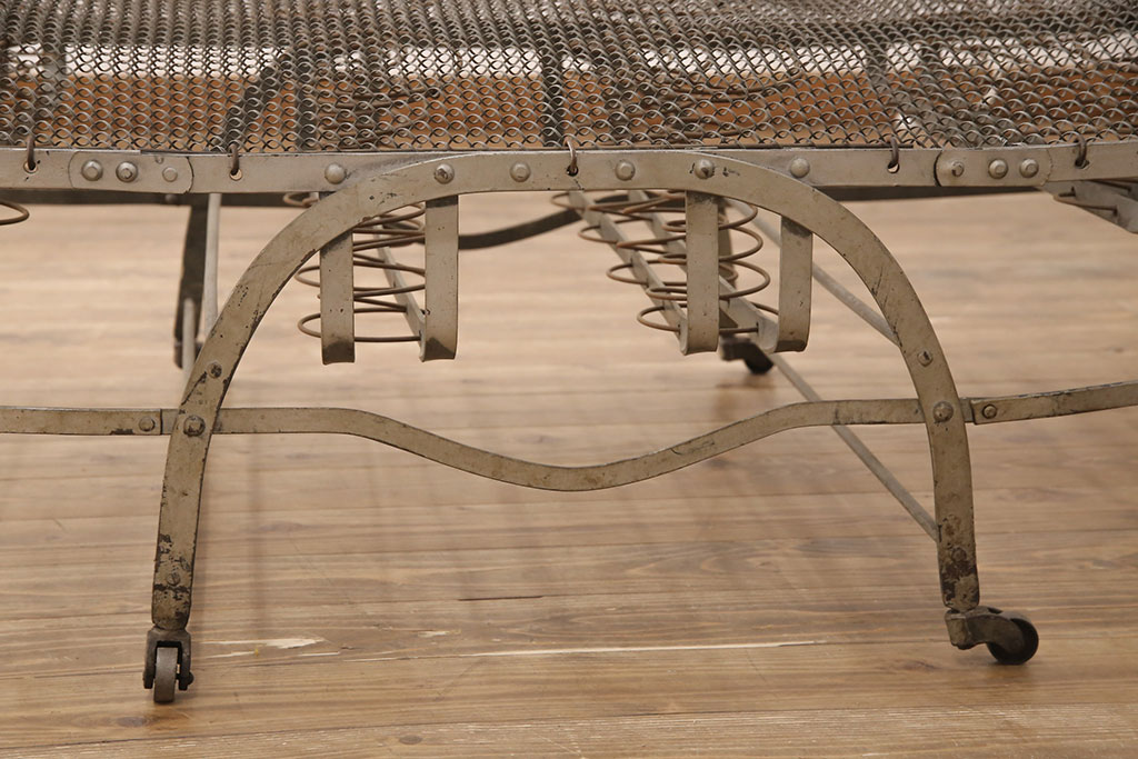 ヴィンテージ家具　フランスビンテージ　インダストリアルの空間づくりにおすすめ!折り畳み式が珍しいアイアン製のベッドフレーム(セミシングル)(R-051562)