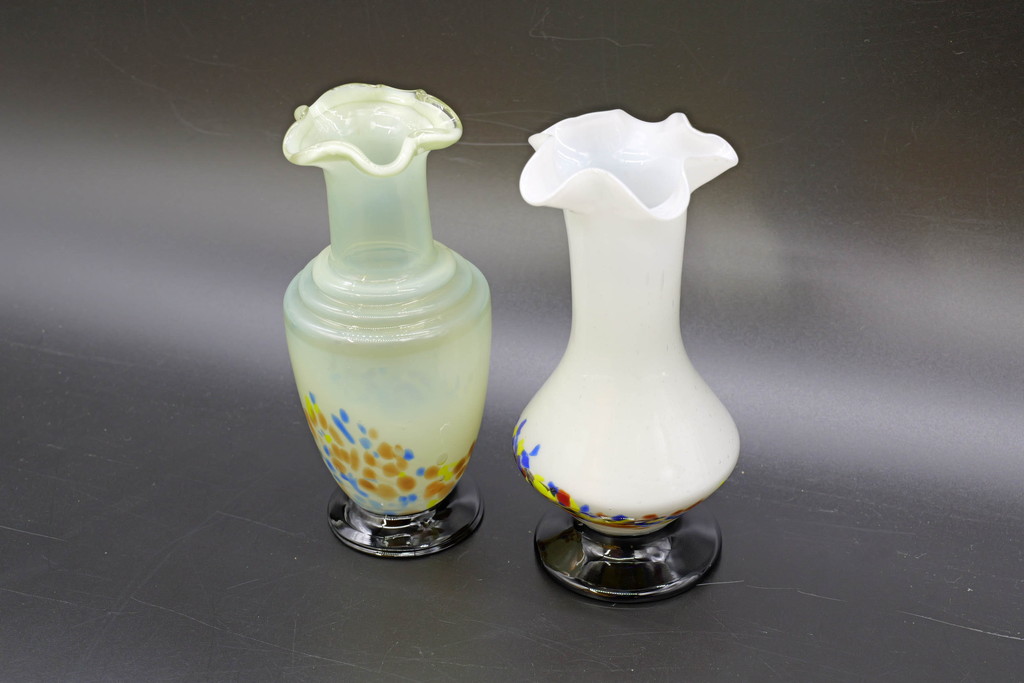 昭和レトロ　戦前　大正　 可愛らしいデザインの古いマーブルガラス花瓶2個セット(フリル、色被せ、一輪挿し、花入、花器、硝子、吹きガラス)(R-076465)
