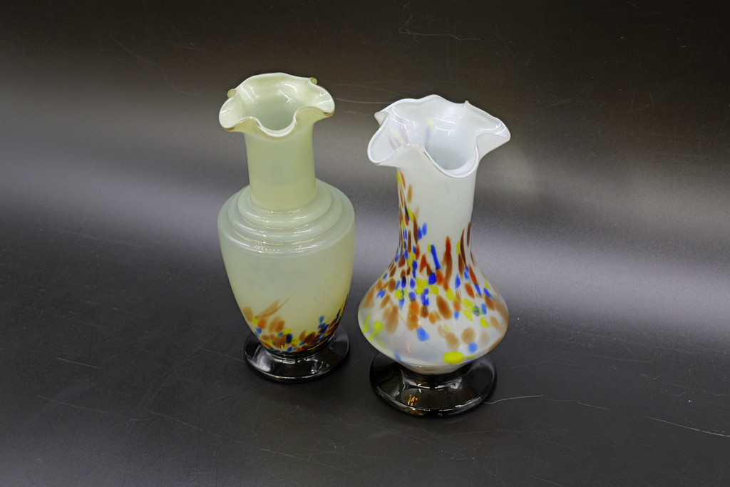 昭和レトロ　戦前　大正　 可愛らしいデザインの古いマーブルガラス花瓶2個セット(フリル、色被せ、一輪挿し、花入、花器、硝子、吹きガラス)(R-076473)