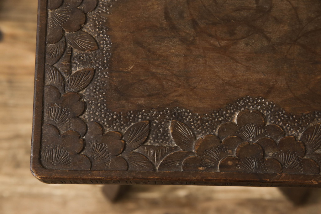 和製ビンテージ　伝統工芸　軽井沢彫り　華やかな桜の彫刻が美しいサイドテーブル(飾り台、花台、エンドテーブル、ナイトテーブル、ヴィンテージ)(R-068687)