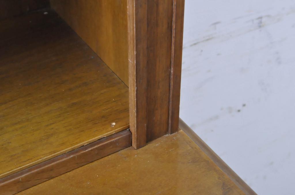イギリスアンティーク　希少デザイン　ウォールナット材　猫脚オープンラック　クラシカルな佇まいが魅力的なキャビネット(ディスプレイ棚、食器棚、飾り棚、収納棚、戸棚、店舗什器、英国)(R-067678)
