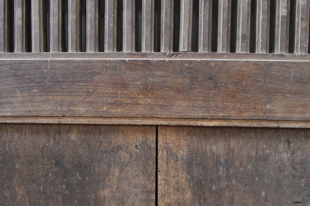 アンティーク建具　総欅(ケヤキ)材　重厚感のある佇まいが魅力の格子蔵戸1枚(引き戸、玄関戸)(R-069024)