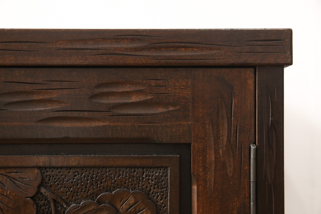 中古　伝統工芸　軽井沢彫り　葡萄の図　繊細な意匠が楽しめる収納棚(戸棚、サイドボード、サイドキャビネット、ローボード)(R-057594)