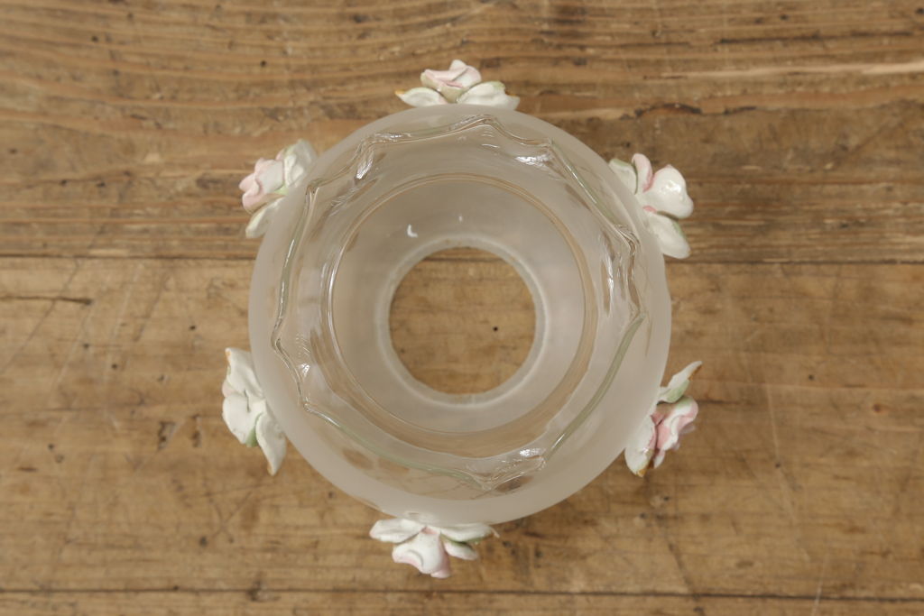 中古　美品　イタリア　カポディモンテ　ロココ　花瓶のようなガラスシェードが可愛らしい磁器製ウォールランプ(ウォールライト、壁掛け照明、壁付け照明)(R-061414)