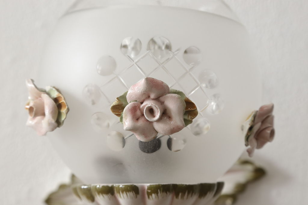 中古　美品　イタリア　カポディモンテ　ロココ　花瓶のようなガラスシェードが可愛らしい磁器製ウォールランプ(ウォールライト、壁掛け照明、壁付け照明)(R-061415)