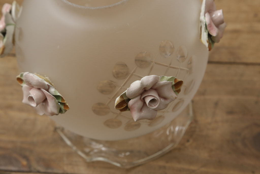 中古　美品　イタリア　カポディモンテ　ロココ　花瓶のようなガラスシェードが可愛らしい磁器製ウォールランプ(ウォールライト、壁掛け照明、壁付け照明)(R-061415)