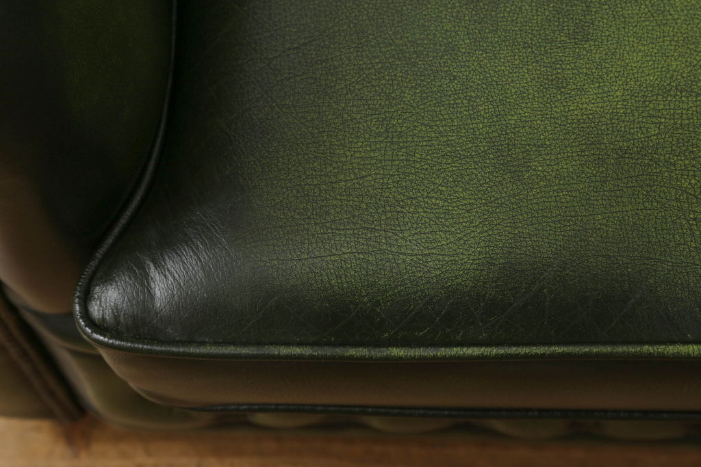 中古　高級品　本物　イギリス製　チェスターフィールド　本革(レザー)　深みのあるグリーンと重厚なつくりがクラシカルな雰囲気を醸し出す2人掛けソファ(二人掛け)(R-062583)