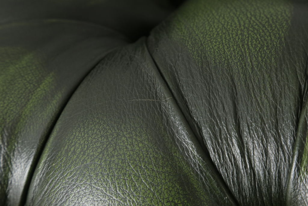 中古　高級品　本物　イギリス製　チェスターフィールド　本革(レザー)　深みのあるグリーンと重厚なつくりがクラシカルな雰囲気を醸し出す2人掛けソファ(二人掛け)(R-062583)