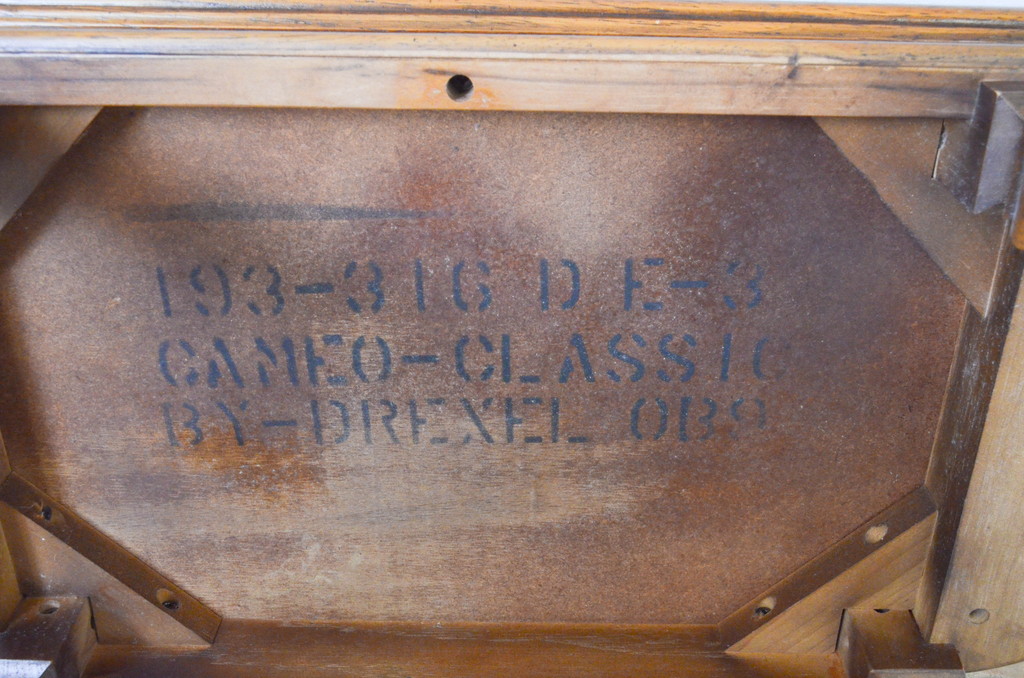中古　DREXEL HERITAGE(ドレクセルヘリテイジ)　Cameo Classics(キャメオクラシックス)　クラシカルな空間を演出するサイドテーブル(コーヒーテーブル、エンドテーブル、飾り台)(定価約24万円)(R-069589)